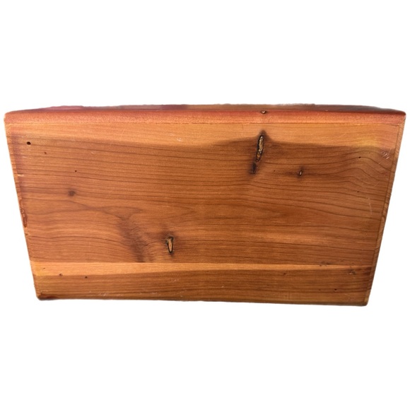 Vintage Lane Cedar Keepsake Box - R.B. Furniture Stores Edition - Picture 11 of 12